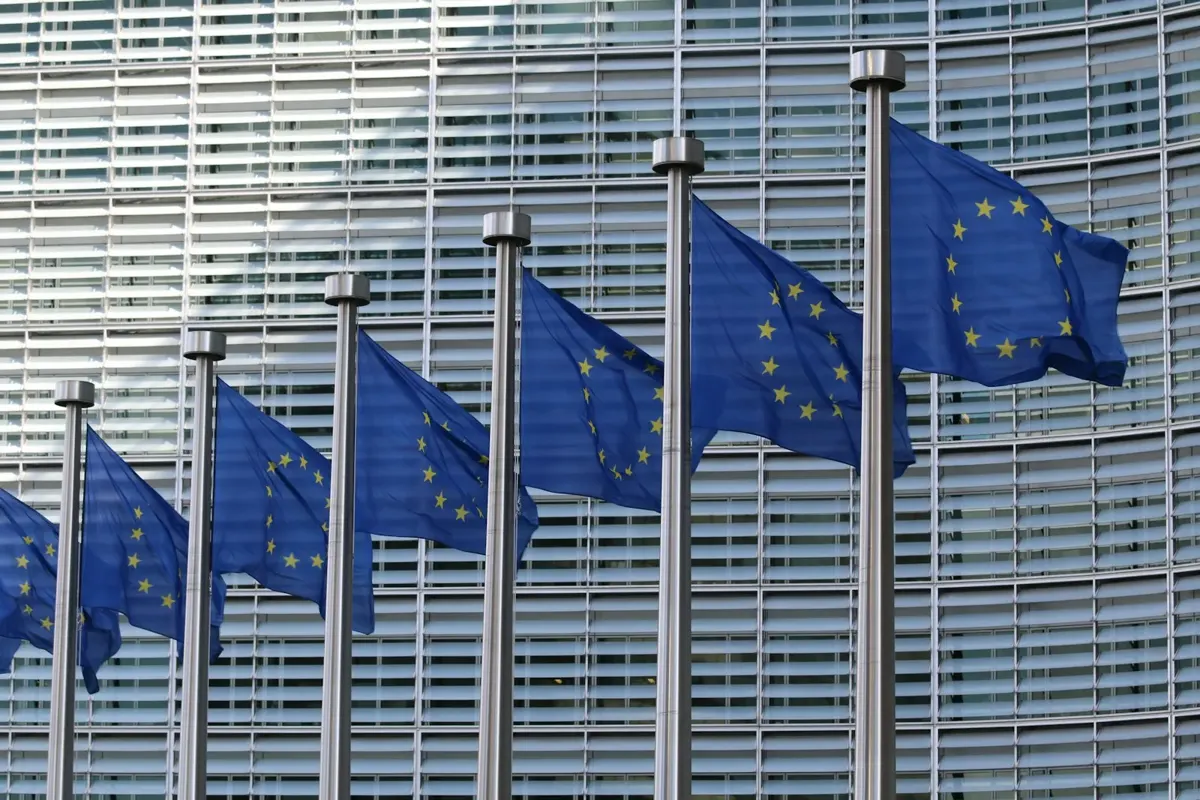 Bandiere dell'Unione europea davanti a un edificio istituzionale
