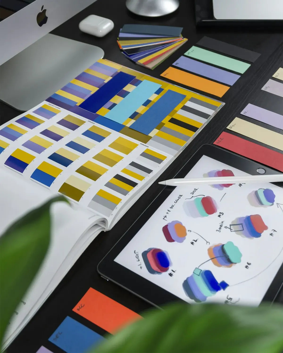 Campionari di colori e strumenti di grafica su una scrivania